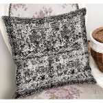 - K11387-Gorsel-1 - Realhomes RealHomes Siyah Zeminde Eskitme Motifli Geleneksel Desenli Dijital Baskılı Yastık Kırlent Kılıfı Realhomes