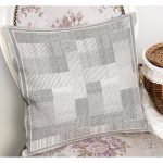 - K11390-Gorsel-1 - Realhomes RealHomes Gri Zeminde Çerçeveli Dokuma Halı Desenli Dijital Baskılı Yastık Kırlent Kılıfı Realhomes