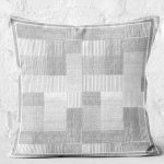 - K11390-Gorsel-2 - Realhomes RealHomes Gri Zeminde Çerçeveli Dokuma Halı Desenli Dijital Baskılı Yastık Kırlent Kılıfı Realhomes