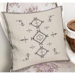 - K11393-Gorsel-1 - Realhomes RealHomes Bej Zeminde Bohem Motifli Kilim Desenli Dijital Baskılı Yastık Kırlent Kılıfı Realhomes