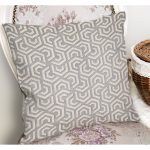- K11403-Gorsel-1 - Realhomes RealHomes Gri Zeminde Geometrik Motifli Klasik Desenli Dijital Baskılı Yastık Kırlent Kılıfı Realhomes