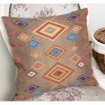 - K11405-Gorsel-1 - Realhomes RealHomes Kahverengi Zeminde Tribal Motifli Kilim Desenli Dijital Baskılı Yastık Kırlent Kılıfı Realhomes