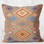 - K11405-Gorsel-2 - Realhomes RealHomes Kahverengi Zeminde Tribal Motifli Kilim Desenli Dijital Baskılı Yastık Kırlent Kılıfı Realhomes