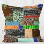 - K11413-Gorsel-2 - Realhomes RealHomes Kahverengi Zeminde Patchwork Motifli Etnik Desenli Dijital Baskılı Yastık Kırlent Kılıfı Realhomes