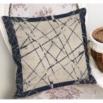 - K11420-Gorsel-1 - Realhomes RealHomes Krem - Mavi Zeminde Çerçeveli Motifli Çizgi Desenli Dijital Baskılı Yastık Kırlent Kılıfı Realhomes