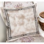 - K11421-Gorsel-1 - Realhomes RealHomes Kahverengi Zeminde Çerçeveli Motifli Eskitme Desenli Dijital Baskılı Yastık Kırlent Kılıfı Realhomes