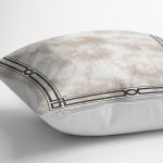 - K11421-Gorsel-3 - Realhomes RealHomes Kahverengi Zeminde Çerçeveli Motifli Eskitme Desenli Dijital Baskılı Yastık Kırlent Kılıfı Realhomes