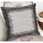 - K11422-Gorsel-1 - Realhomes RealHomes Siyah - Gri Zeminde Çerçeveli Motifli Eskitme Desenli Dijital Baskılı Yastık Kırlent Kılıfı Realhomes