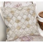 - K11423-Gorsel-1 - Realhomes RealHomes Krem - Bej Zeminde Geometrik Motifli Klasik Desenli Dijital Baskılı Yastık Kırlent Kılıfı Realhomes