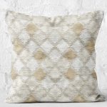 - K11423-Gorsel-2 - Realhomes RealHomes Krem - Bej Zeminde Geometrik Motifli Klasik Desenli Dijital Baskılı Yastık Kırlent Kılıfı Realhomes