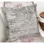 - K11430-Gorsel-1 - Realhomes RealHomes Gri Zeminde Eskitme Motifli Retro Desenli Dijital Baskılı Yastık Kırlent Kılıfı Realhomes