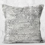 - K11430-Gorsel-2 - Realhomes RealHomes Gri Zeminde Eskitme Motifli Retro Desenli Dijital Baskılı Yastık Kırlent Kılıfı Realhomes