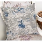 - K11432-Gorsel-1 - Realhomes RealHomes Mavi Zeminde Eskitme Motifli Retro Desenli Dijital Baskılı Yastık Kırlent Kılıfı Realhomes