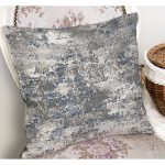 - K11433-Gorsel-1 - Realhomes RealHomes Mavi - Beyaz Zeminde Retro Motifli Antik Desenli Dijital Baskılı Yastık Kırlent Kılıfı Realhomes