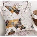 - K11435-Gorsel-1 - Realhomes RealHomes Kahverengi - Gri Zeminde Altıgen Motifli Post Desenli Dijital Baskılı Yastık Kırlent Kılıfı Realhomes