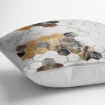 - K11435-Gorsel-3 - Realhomes RealHomes Kahverengi - Gri Zeminde Altıgen Motifli Post Desenli Dijital Baskılı Yastık Kırlent Kılıfı Realhomes