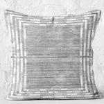 - K11436-Gorsel-2 - Realhomes RealHomes Gri - Beyaz Zeminde Çerçeveli Motifli Antik Desenli Dijital Baskılı Yastık Kırlent Kılıfı Realhomes