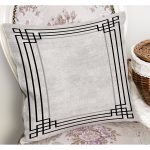 - K11440-Gorsel-1 - Realhomes RealHomes Gri - Siyah Zeminde Çerçeveli Klasik Desenli Dijital Baskılı Yastık Kırlent Kılıfı Realhomes