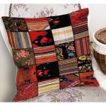 - K11441-Gorsel-1 - Realhomes RealHomes Siyah - Kırmızı Zeminde Patchwork Motifli Etnik Desenli Dijital Baskılı Yastık Kırlent Kılıfı Realhomes