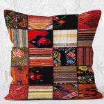 - K11441-Gorsel-2 - Realhomes RealHomes Siyah - Kırmızı Zeminde Patchwork Motifli Etnik Desenli Dijital Baskılı Yastık Kırlent Kılıfı Realhomes