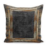 - K11442-Gorsel - Realhomes RealHomes Siyah - Gold Zeminde Çerçeveli Eskitme Desenli Dijital Baskılı Yastık Kırlent Kılıfı Realhomes