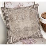 RealHomes Kahverengi - Beyaz Zeminde Çerçeveli Motifli Antik Desenli Dijital Baskılı Yastık Kırlent Kılıfı Realhomes