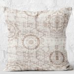 RealHomes Krem Zeminde Retro Motifli Geleneksel Desenli Dijital Baskılı Yastık Kırlent Kılıfı Realhomes