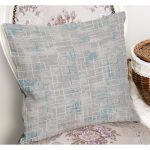 - K11464-Gorsel-1 - Realhomes RealHomes Mavi - Gri Zeminde Geometrik Motifli Eskitme Desenli Dijital Baskılı Yastık Kırlent Kılıfı Realhomes