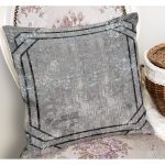 - K11466-Gorsel-1 - Realhomes RealHomes Gri - Siyah Zeminde Çerçeveli Motifli Antik Desenli Dijital Baskılı Yastık Kırlent Kılıfı Realhomes