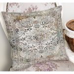 - K11471-Gorsel-1 - Realhomes RealHomes Beyaz Zeminde Antik Motifli Göbekli Halı Desenli Dijital Baskılı Yastık Kırlent Kılıfı Realhomes