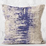 - K11475-Gorsel-2 - Realhomes RealHomes Mavi Zeminde Örme Motifli Antik Desenli Dijital Baskılı Yastık Kırlent Kılıfı Realhomes