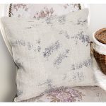 - K11476-Gorsel-1 - Realhomes RealHomes Gri Zeminde Çerçeveli Motifli Eskitme Desenli Dijital Baskılı Yastık Kırlent Kılıfı Realhomes