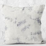 - K11476-Gorsel-2 - Realhomes RealHomes Gri Zeminde Çerçeveli Motifli Eskitme Desenli Dijital Baskılı Yastık Kırlent Kılıfı Realhomes