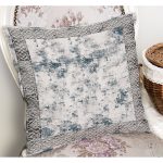 - K11478-Gorsel-1 - Realhomes RealHomes Turkuaz Zeminde Çerçeveli Motifli Antik Desenli Dijital Baskılı Yastık Kırlent Kılıfı Realhomes