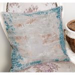 - K11480-Gorsel-1 - Realhomes RealHomes Gri - Mavi Zeminde Eskitme Motifli Yöresel Desenli Dijital Baskılı Yastık Kırlent Kılıfı Realhomes