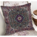 - K11491-Gorsel-1 - Realhomes RealHomes Yeşil Zeminde Göbekli Halı Motifli Pers Desenli Dijital Baskılı Yastık Kırlent Kılıfı Realhomes