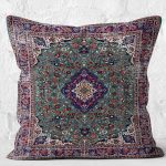 - K11491-Gorsel-2 - Realhomes RealHomes Yeşil Zeminde Göbekli Halı Motifli Pers Desenli Dijital Baskılı Yastık Kırlent Kılıfı Realhomes