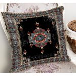 - K11496-Gorsel-1 - Realhomes RealHomes Siyah Zeminde Kilim Motifli Geleneksel Desenli Dijital Baskılı Yastık Kırlent Kılıfı Realhomes