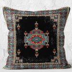 - K11496-Gorsel-2 - Realhomes RealHomes Siyah Zeminde Kilim Motifli Geleneksel Desenli Dijital Baskılı Yastık Kırlent Kılıfı Realhomes