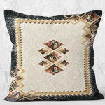 - K11500-Gorsel-2 - Realhomes RealHomes Krem - Siyah Zeminde Geleneksel Motifli Dokuma Desenli Dijital Baskılı Yastık Kırlent Kılıfı Realhomes