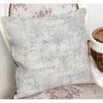 - K11506-Gorsel-1 - Realhomes RealHomes Krem - Mavi Zeminde Eskitme Motifli Retro Desenli Dijital Baskılı Yastık Kırlent Kılıfı Realhomes