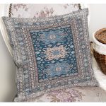 - K11512-Gorsel-1 - Realhomes RealHomes Mavi Zeminde Kilim Motifli Hereke Desenli Dijital Baskılı Yastık Kırlent Kılıfı Realhomes