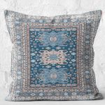 - K11512-Gorsel-2 - Realhomes RealHomes Mavi Zeminde Kilim Motifli Hereke Desenli Dijital Baskılı Yastık Kırlent Kılıfı Realhomes