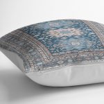 - K11512-Gorsel-3 - Realhomes RealHomes Mavi Zeminde Kilim Motifli Hereke Desenli Dijital Baskılı Yastık Kırlent Kılıfı Realhomes
