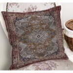 - K11522-Gorsel-1 - Realhomes RealHomes Kahverengi Zeminde Kilim Motifli Uşak Desenli Dijital Baskılı Yastık Kırlent Kılıfı Realhomes