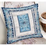 - K11526-Gorsel-1 - Realhomes RealHomes Mavi Zeminde Eskitme Motifli Kilim Desenli Dijital Baskılı Yastık Kırlent Kılıfı Realhomes