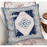 - K11529-Gorsel-1 - Realhomes RealHomes Lacivert Zeminde Eskitme Motifli Retro Desenli Dijital Baskılı Yastık Kırlent Kılıfı Realhomes