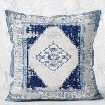 - K11529-Gorsel-2 - Realhomes RealHomes Lacivert Zeminde Eskitme Motifli Retro Desenli Dijital Baskılı Yastık Kırlent Kılıfı Realhomes