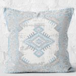 - K11530-Gorsel-2 - Realhomes RealHomes Mavi - Beyaz Zeminde Göbekli Halı Motifli Vintage Desenli Dijital Baskılı Yastık Kırlent Kılıfı Realhomes
