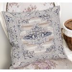 - K11534-Gorsel-1 - Realhomes RealHomes Gri Zeminde Retro Motifli Dokuma Halı Desenli Dijital Baskılı Yastık Kırlent Kılıfı Realhomes